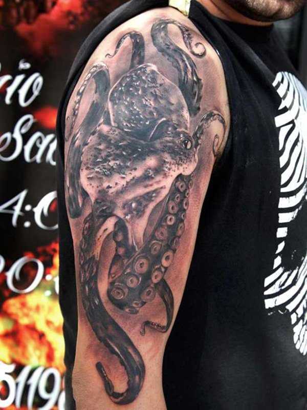 Tatuagem - polvo no estilo 3d na mão de um cara