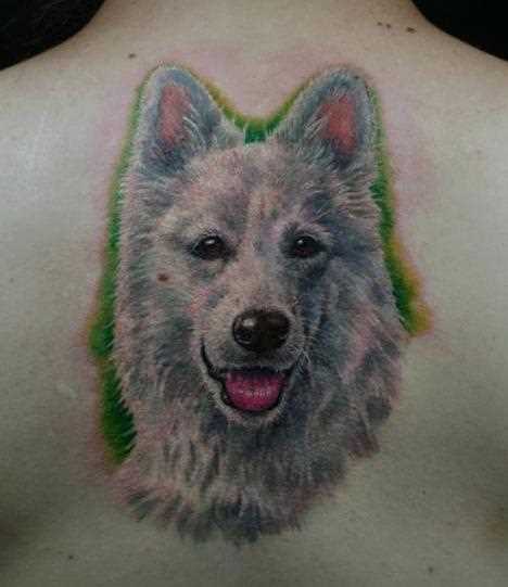 Tatuagem que a menina da coluna vertebral - cão