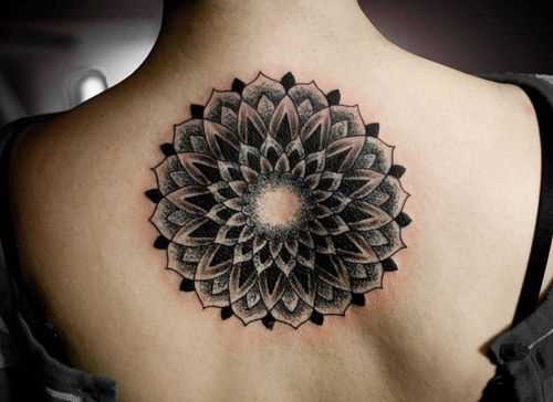 Tatuagem que a menina da coluna vertebral - mandala