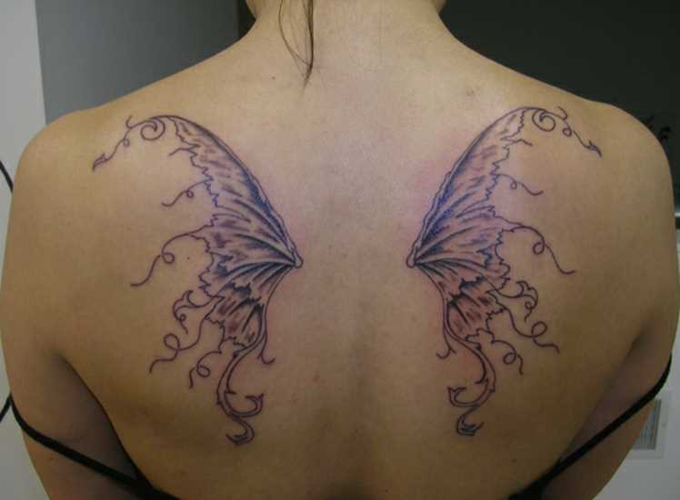 Tatuagem que a menina nas costas - as asas de uma borboleta