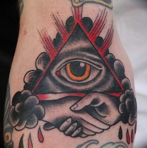 Tatuagem que tem no braço da menina - a pirâmide com o olho e o aperto de mão