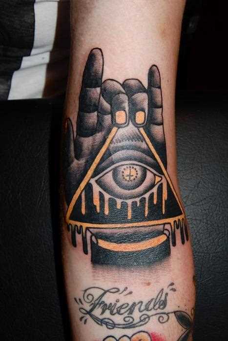 Tatuagem que tem no braço da menina - a pirâmide com o olho na mão