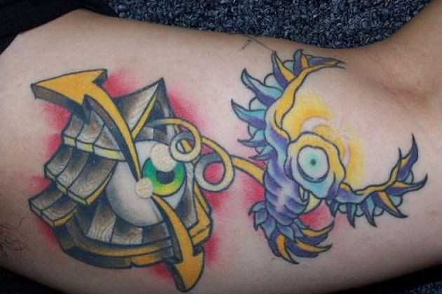 Tatuagem que tem no braço da menina - a pirâmide com o olho
