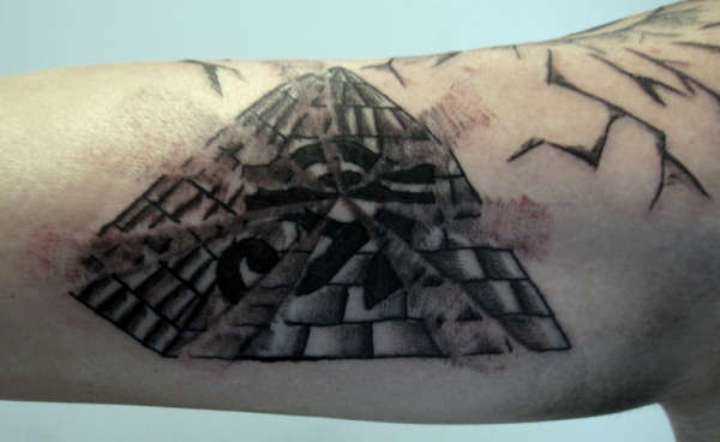 Tatuagem que tem no braço da menina - a pirâmide