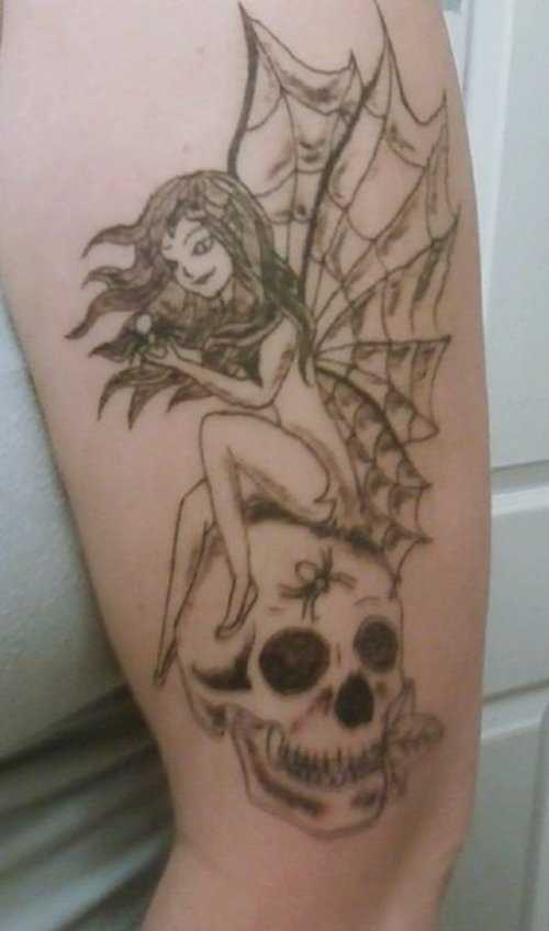 Tatuagem que tem no braço da menina - a web como as asas de uma menina e o crânio