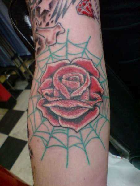 Tatuagem que tem no braço da menina - a web e rosa