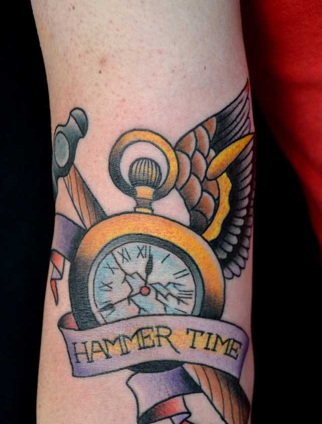 Tatuagem que tem no braço da menina - de-martelo, relógios com asas