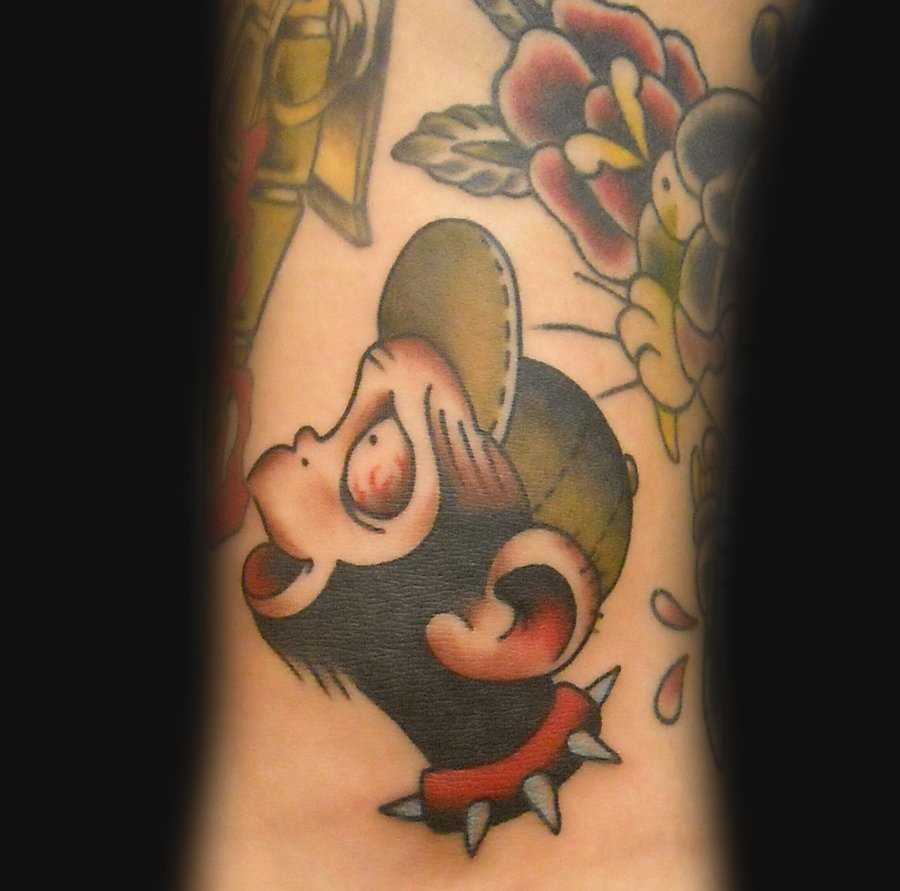 Tatuagem que tem no braço da menina - macaco osheinike