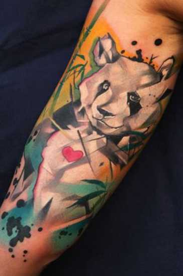 Tatuagem que tem no braço da menina - panda