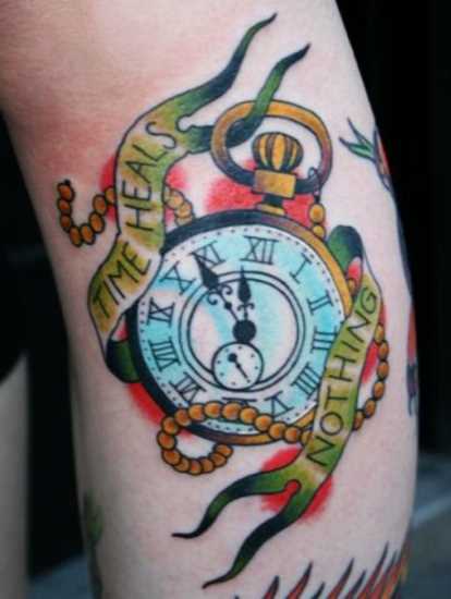 Tatuagem que tem no braço da menina - relógio de bolso com a inscrição