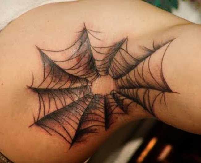 Tatuagem que tem no braço da menina - teia de aranha