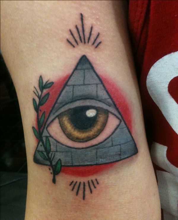 Tatuagem que tem no braço da menina - triângulo com o olho de