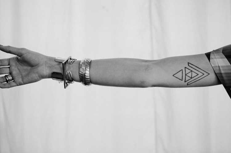 Tatuagem que tem no braço da menina - triângulos
