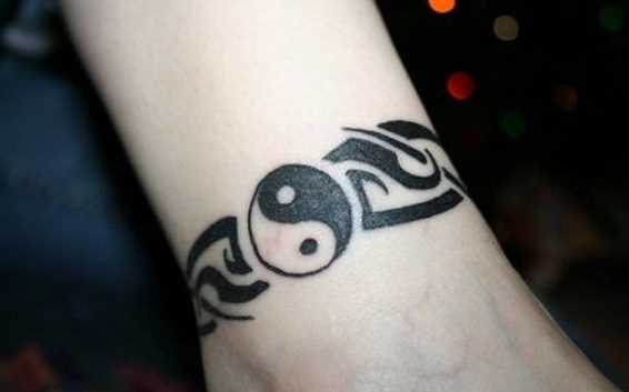 Tatuagem que tem no braço da menina - Yin-Yang