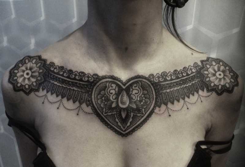 Tatuagem sobre os ombros da menina em forma de mandalas