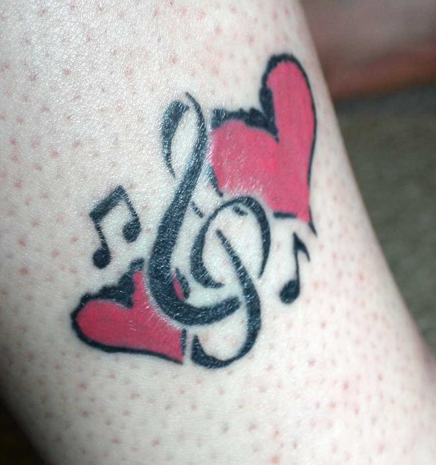 Tatuagem t a menina - clave de sol, as notas e os dois corações