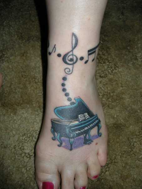 Tatuagem t a menina - clave de sol, as notas e piano