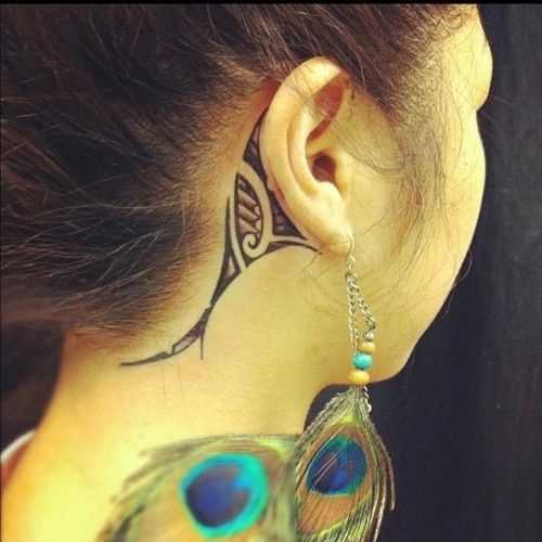 Tatuagem tribal atrás da orelha da menina