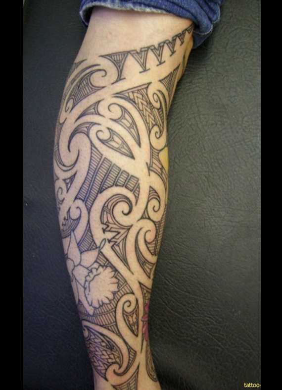 Tatuagem tribal na perna de um cara - cores com padrões de