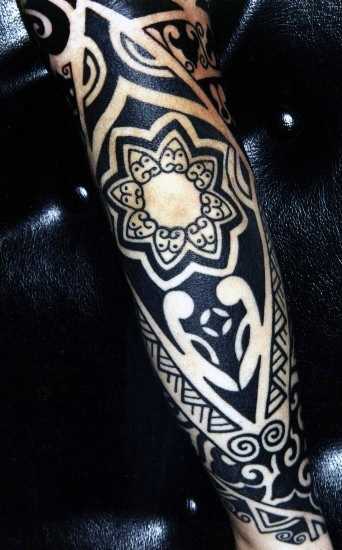 Tatuagem tribal no cotovelo do cara - padrões