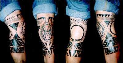 Tatuagem tribal no joelho do cara visão geral de todos os lados