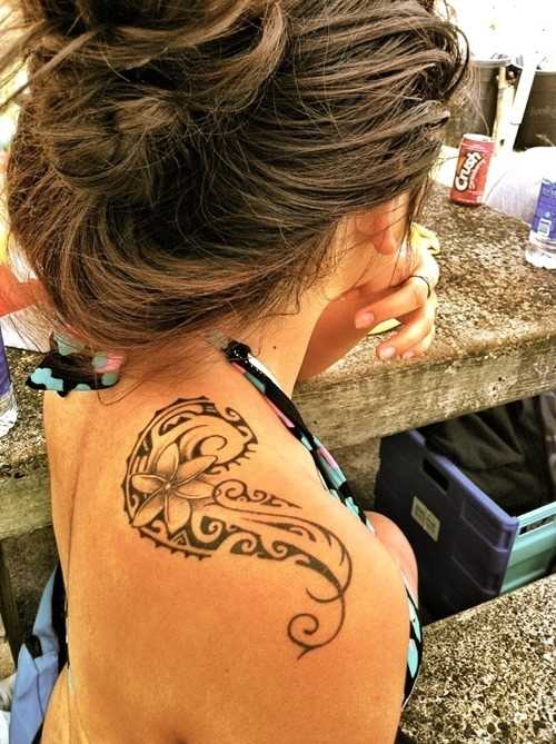 Tatuagem tribal no ombro da menina - flor