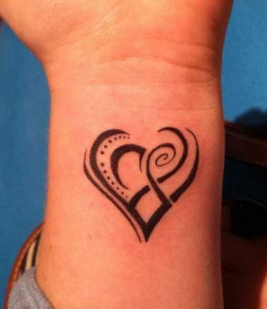 Tatuagem tribal padrões no pulso da menina - o coração de