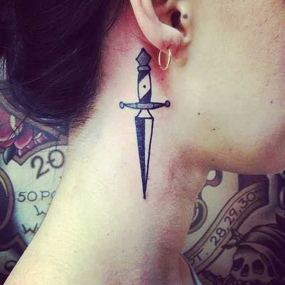 Tatuagem - um punhal no estilo oldschool na orelha da menina