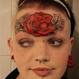 Tatuagem - uma imagem de cor de rosa em estilo chicano no rosto de uma menina
