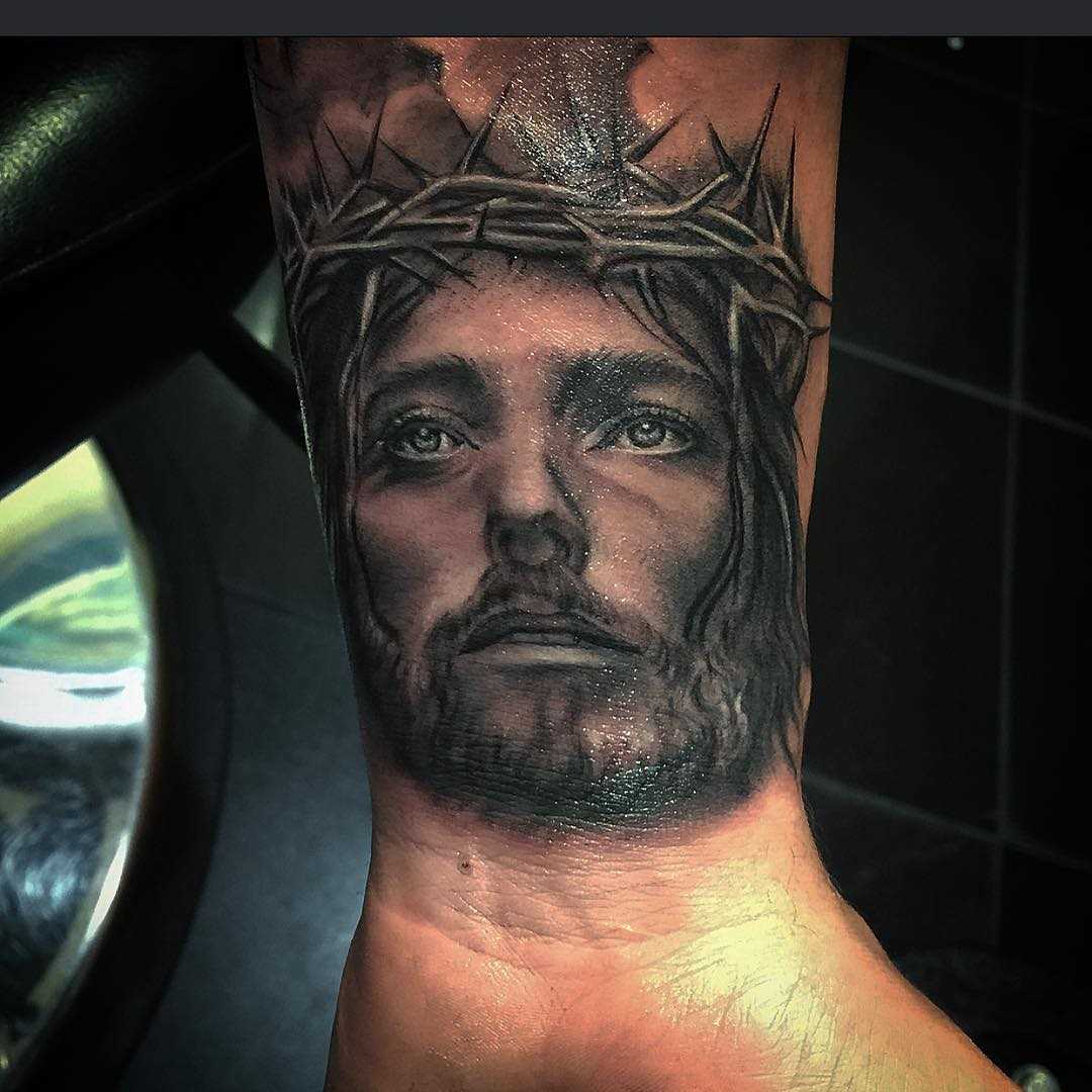 Tatuagem - uma imagem de Jesus no pulso cara no estilo chicano