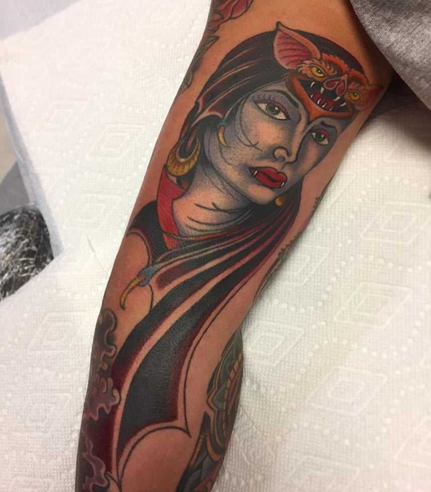 Tatuagem vampiro na mão de um cara