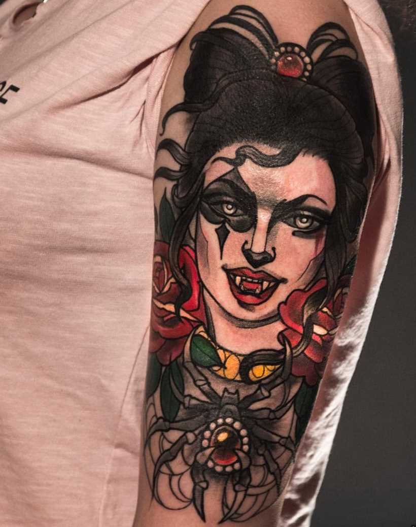 Tatuagem vampiro no ombro da menina