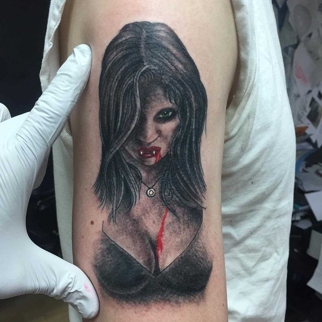 Tatuagem vampiro no ombro do cara