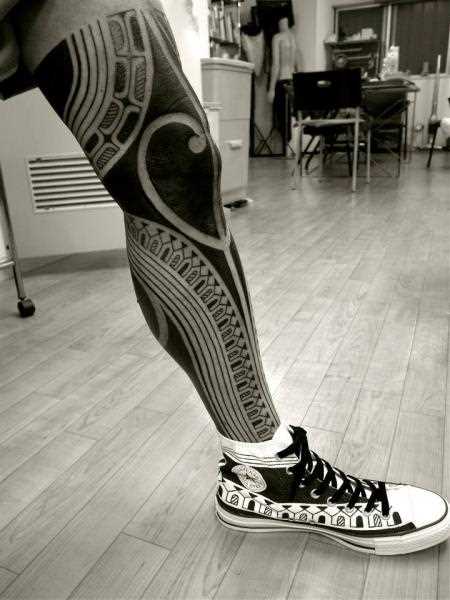Tribal tattoo na perna do cara