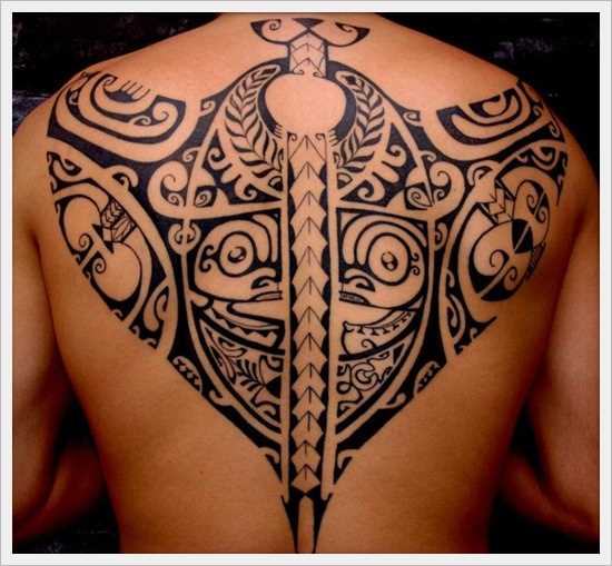 Tribal tattoo nas costas do cara - maiianskaia máscara