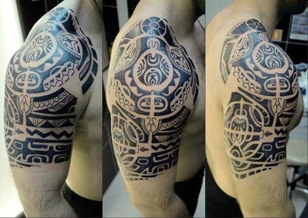 Tribal tattoo no ombro de um cara - cfp