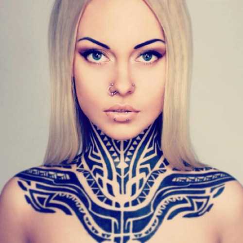 Tribal tattoo no pescoço da menina