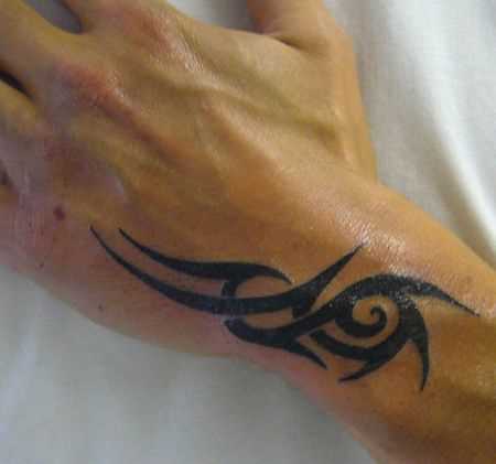 Tribal tattoo no pincel do cara