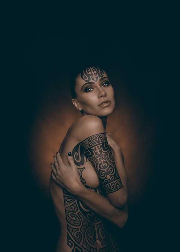 Tribal tattoo no rosto e seu lado garota