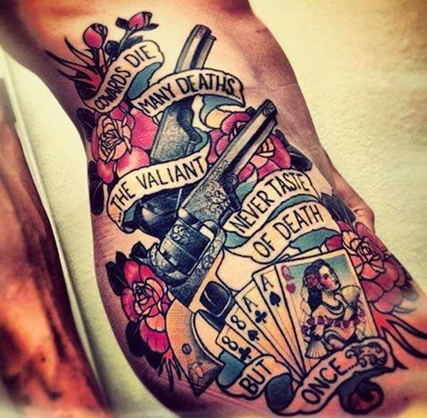 Uma bela tatuagem em seu lado da menina no estilo oldschool - pistolas, cartões, flores
