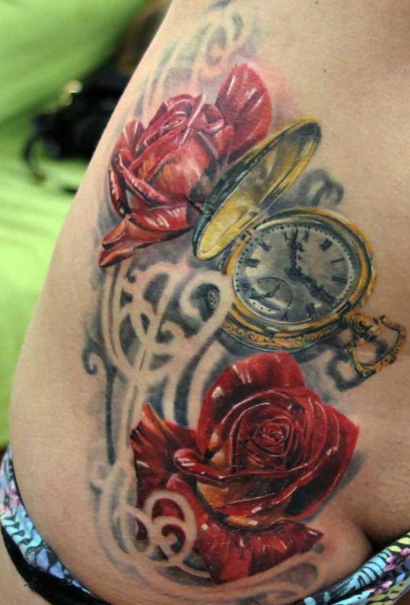 Uma bela tatuagem em seu lado da menina - relógio de bolso e rosas