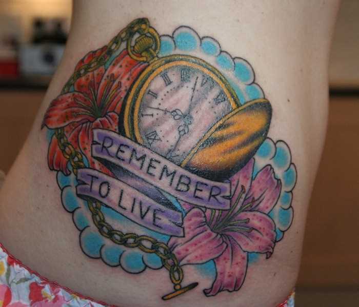 Uma bela tatuagem em seu lado da menina - relógio de bolso e um lírio
