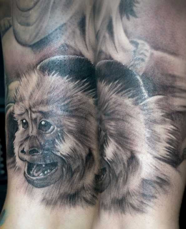 Uma bela tatuagem em seu ombro o homem - macaco