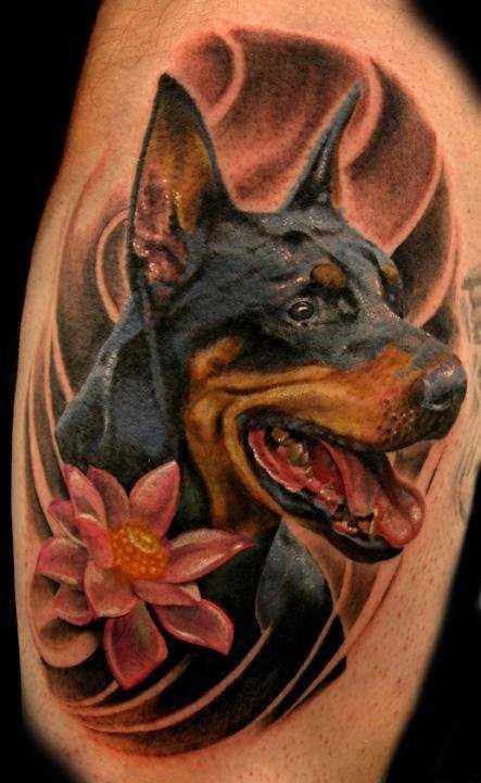 Uma bela tatuagem no braço de um cara - de- cão e a flor