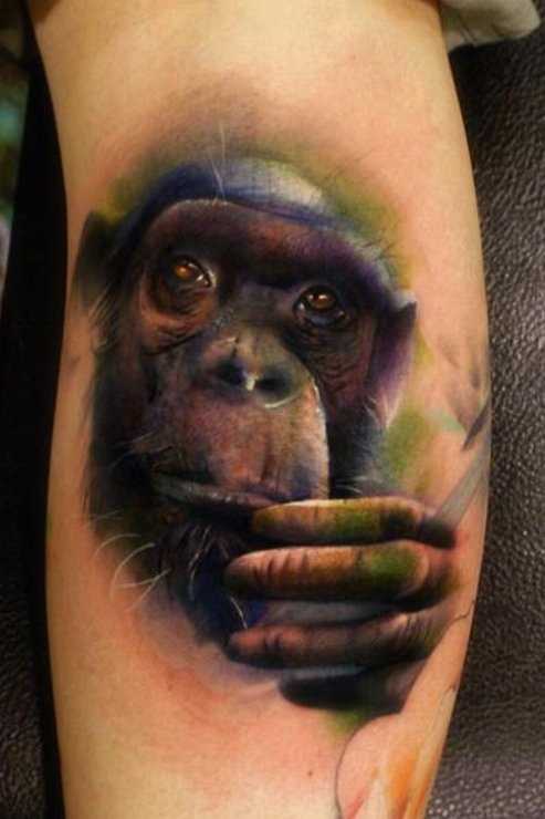 Uma bela tatuagem no braço de um cara de macaco