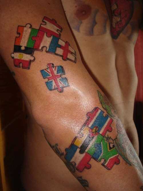 Uma bela tatuagem no braço de um cara - de quebra-cabeça em forma de bandeiras de países