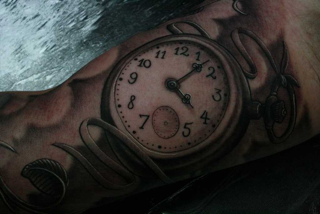 Uma bela tatuagem no braço de um cara - de relógios de bolso