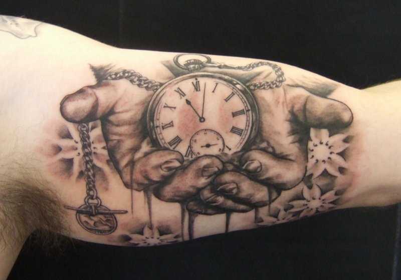 Uma bela tatuagem no braço de um cara - relógio de bolso em mãos