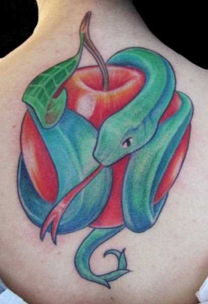 Uma grande tatuagem em forma de serpente e a maçã na parte de trás da menina