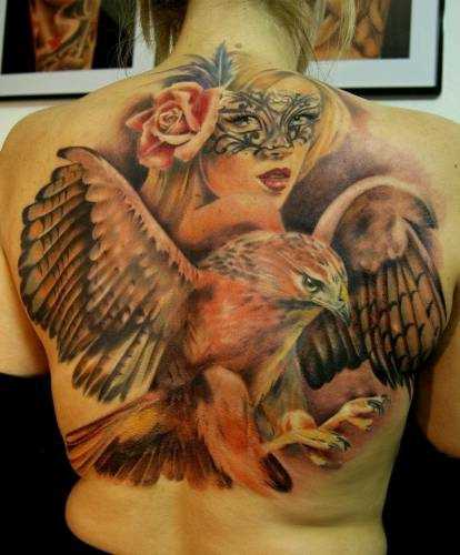 Uma grande tatuagem nas costas da menina - falcão